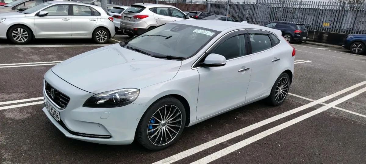 Volvo V40 T4 1.6 petrol - Image 2