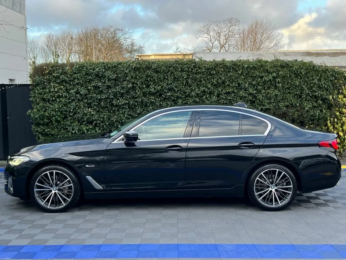 BMW 5-Series 530e LUXURY LINE 2.0 HYBRID // HARMAN - Image 3