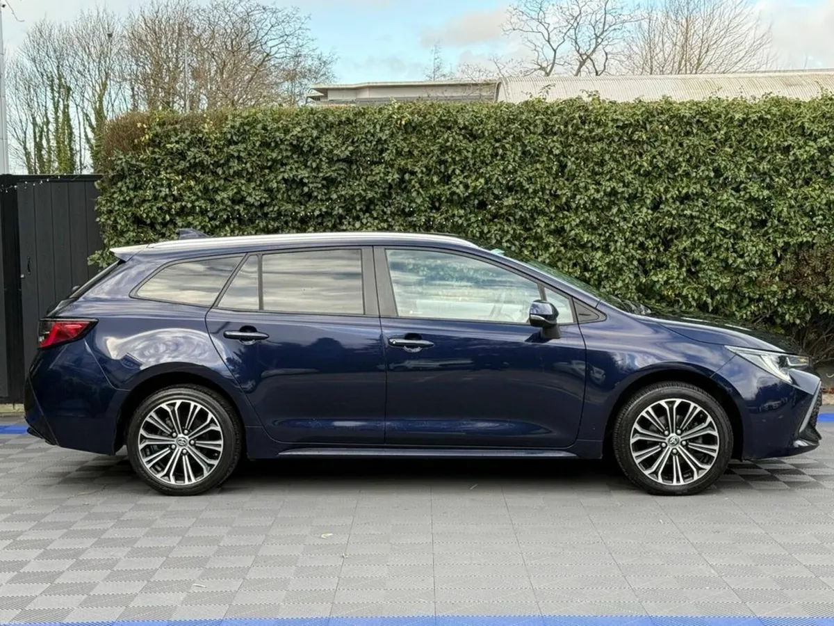 Toyota Corolla SOL TOURING 1.8 HYBRID // FULL SERV - Image 2