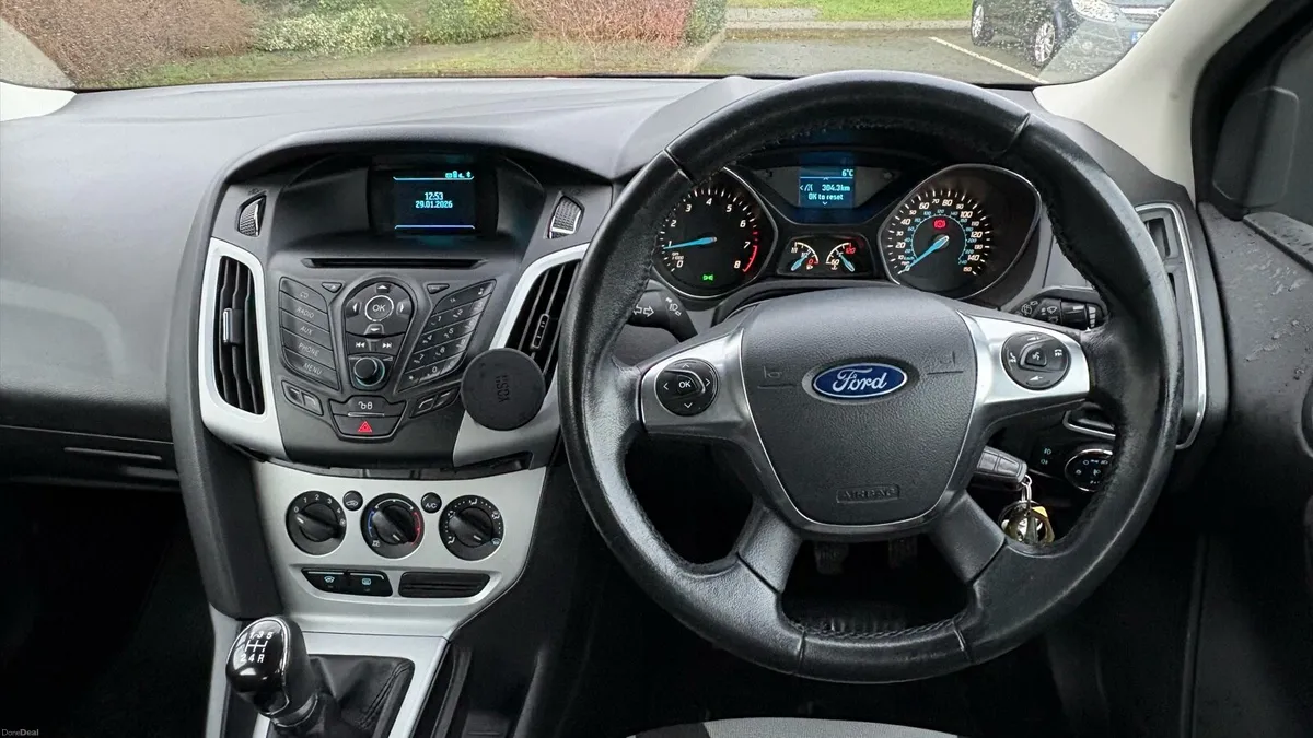 Ford Focus Zetec 1.6 low mileage - Image 3
