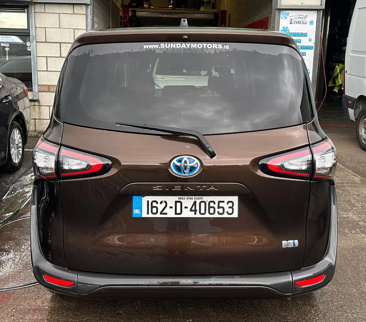 Automatic 7 seater Toyota Sienta hybrid - Image 3