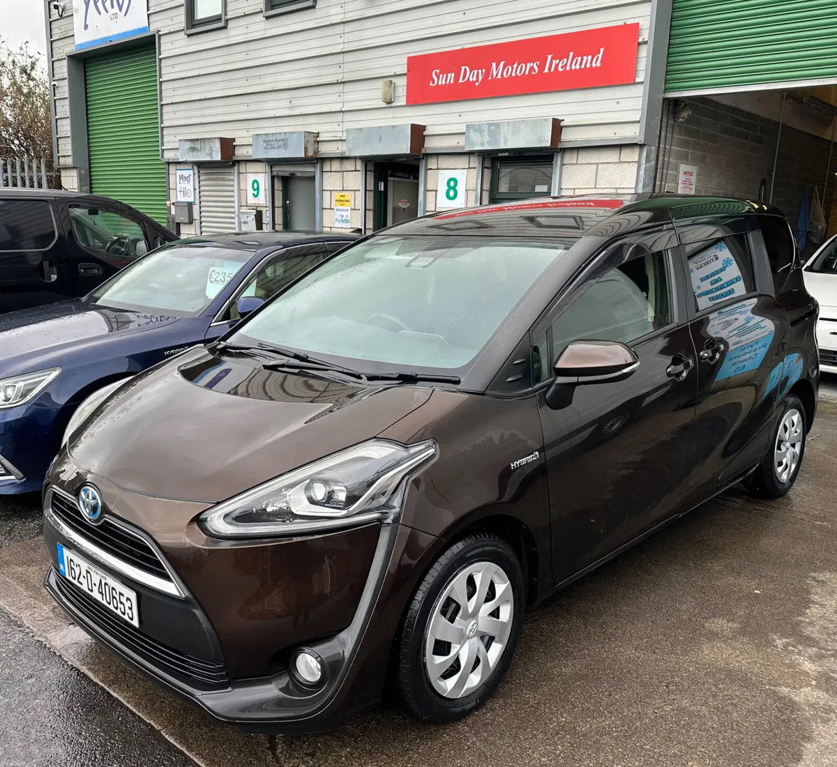 Automatic 7 seater Toyota Sienta hybrid - Image 1