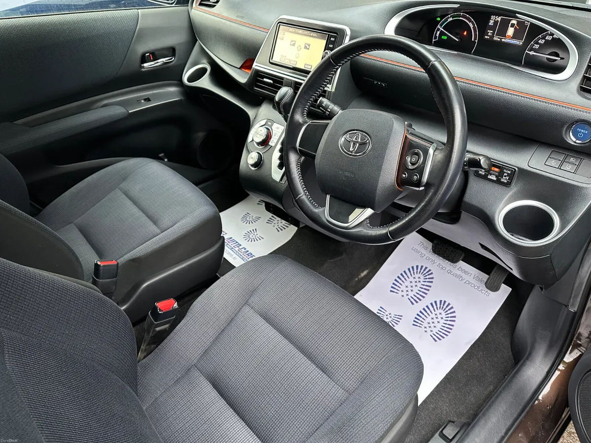 Automatic 7 seater Toyota Sienta hybrid - Image 4