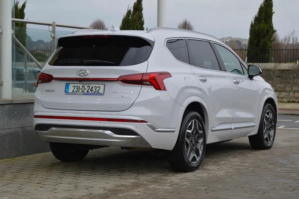 Hyundai Santa Fe 1.6 PHEV 4WD Executive Plus Auto - Image 4