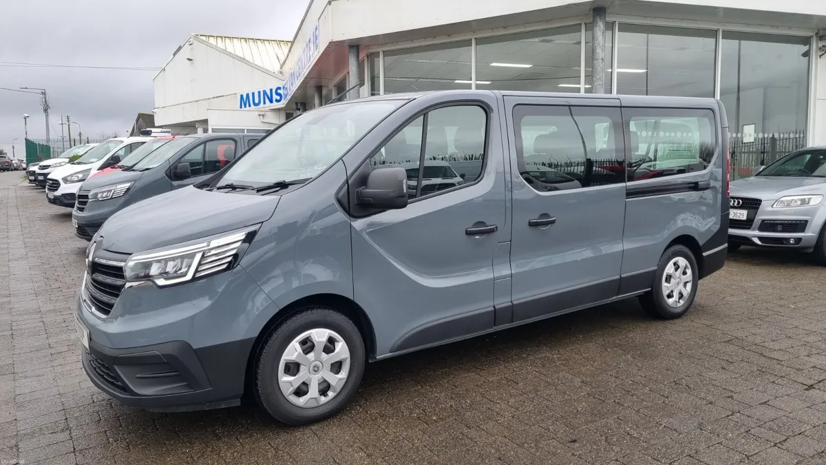 222 RENAULT TRAFIC LWB 9 SEATER 49K MILES - Image 1