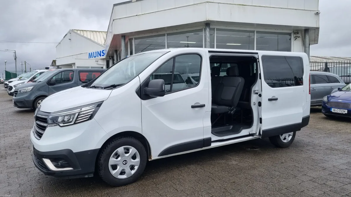 251 RENAULT TRAFIC LWB 9 SEATER 33K MILE AUTOMATIC - Image 2