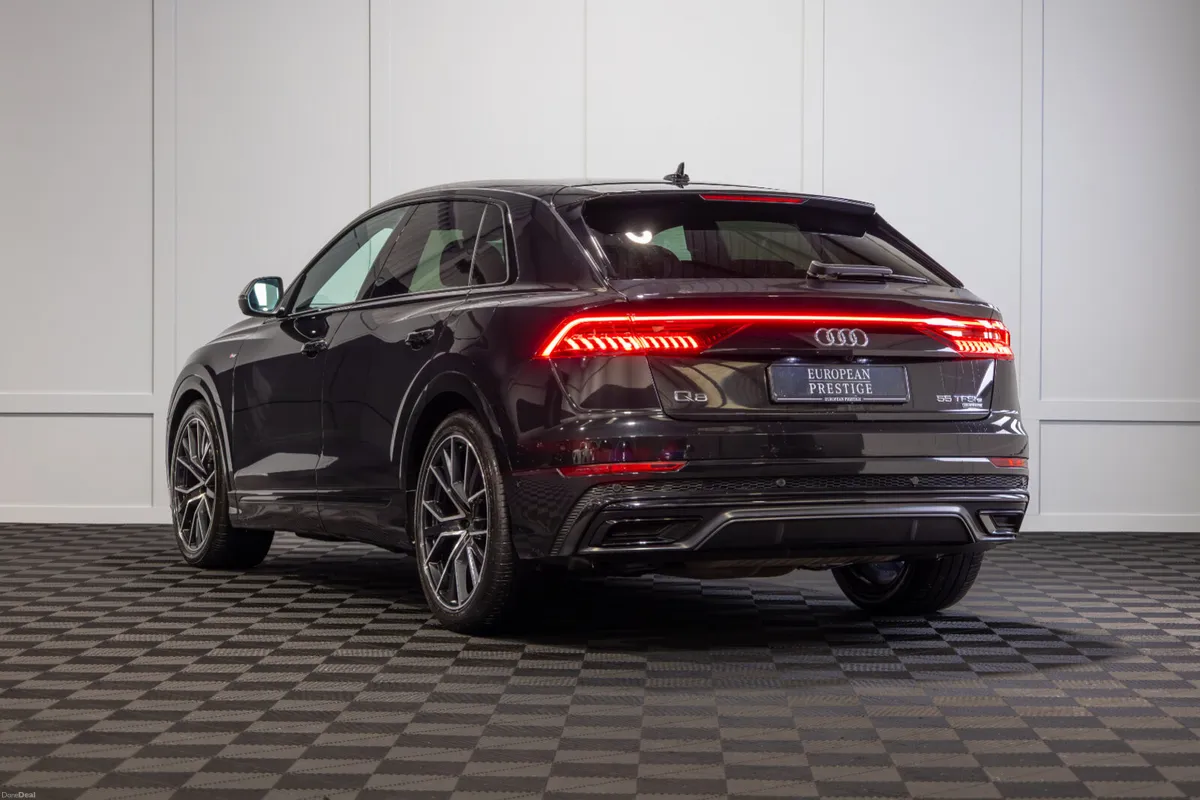 232 Audi Q8 55 TFSIe S-Line Black Edition - Image 4