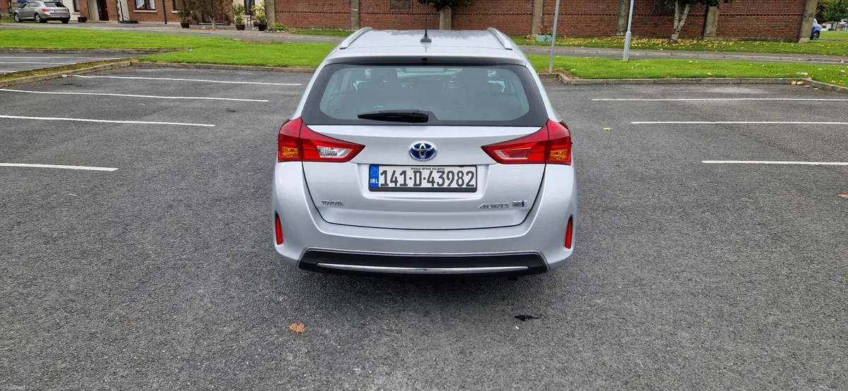 Toyota Auris 2014 1.8 Hybrid Estate - Image 4