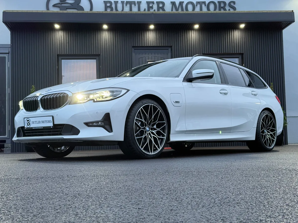 BMW 330E SE SPORT TOURER 2.0P AUTO - Image 4