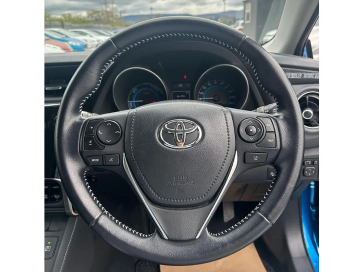 Toyota Auris 1.8 Petrol-Hybrid Automatic Low Milea - Image 4