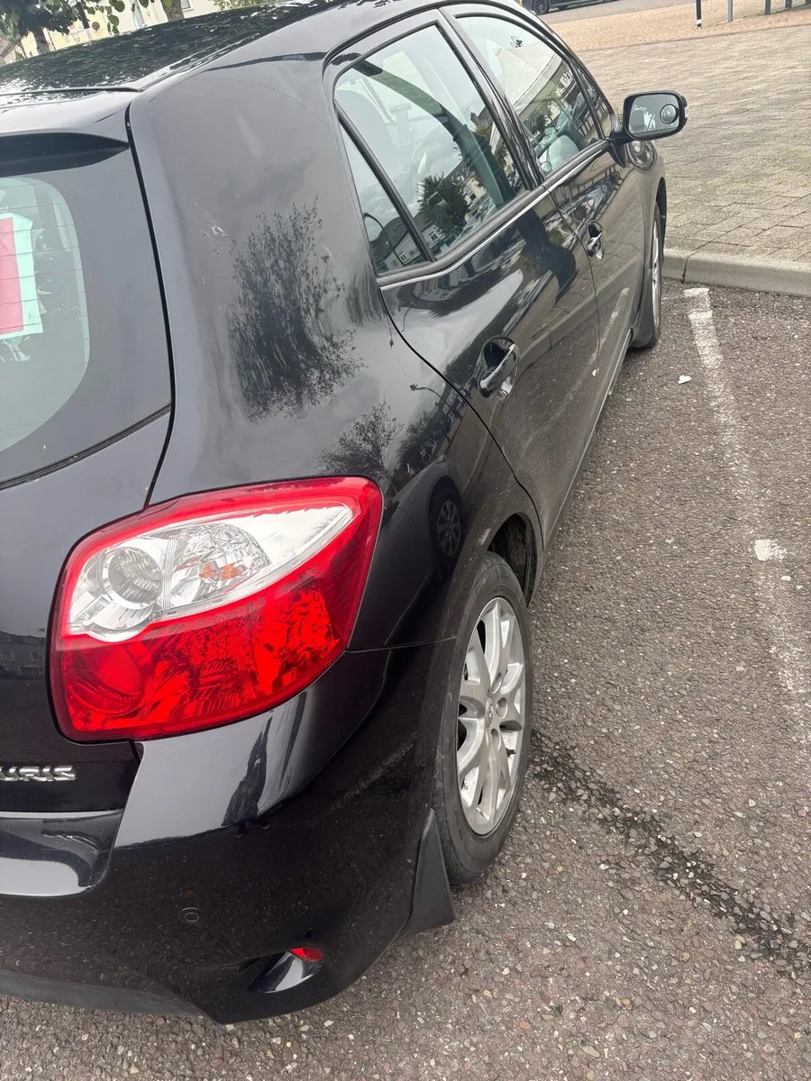 Toyota Auris 2011 - Image 2