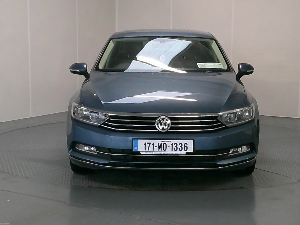 Volkswagen Passat 2017 - Image 2