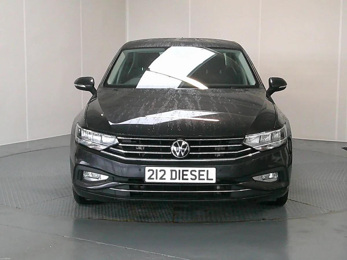 Volkswagen Passat 2021 - Image 2