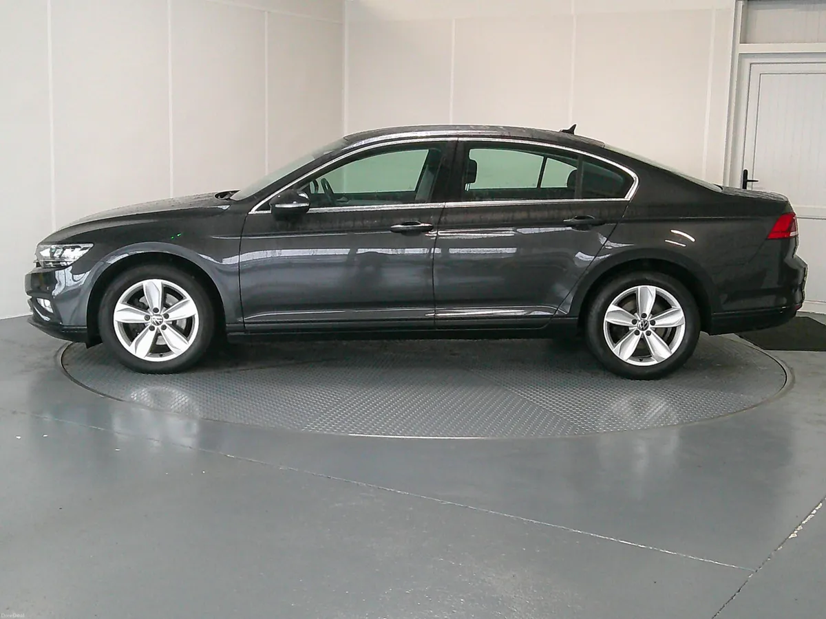 Volkswagen Passat 2021 - Image 4
