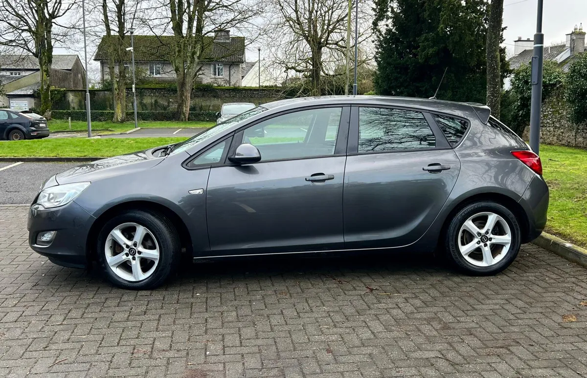 Opel Astra 2011 1.4 Petrol new nct 10/26 tax 2/26 - Image 2