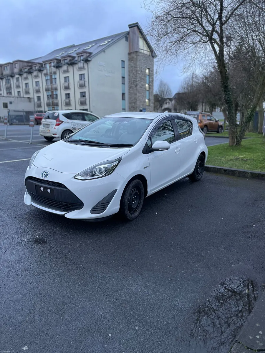 2020 TOYOTA AQUA HYBRID AUTO 58,000 KM - Image 2