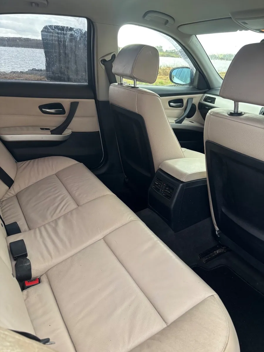 BMW 3-Series 2011 - Image 3