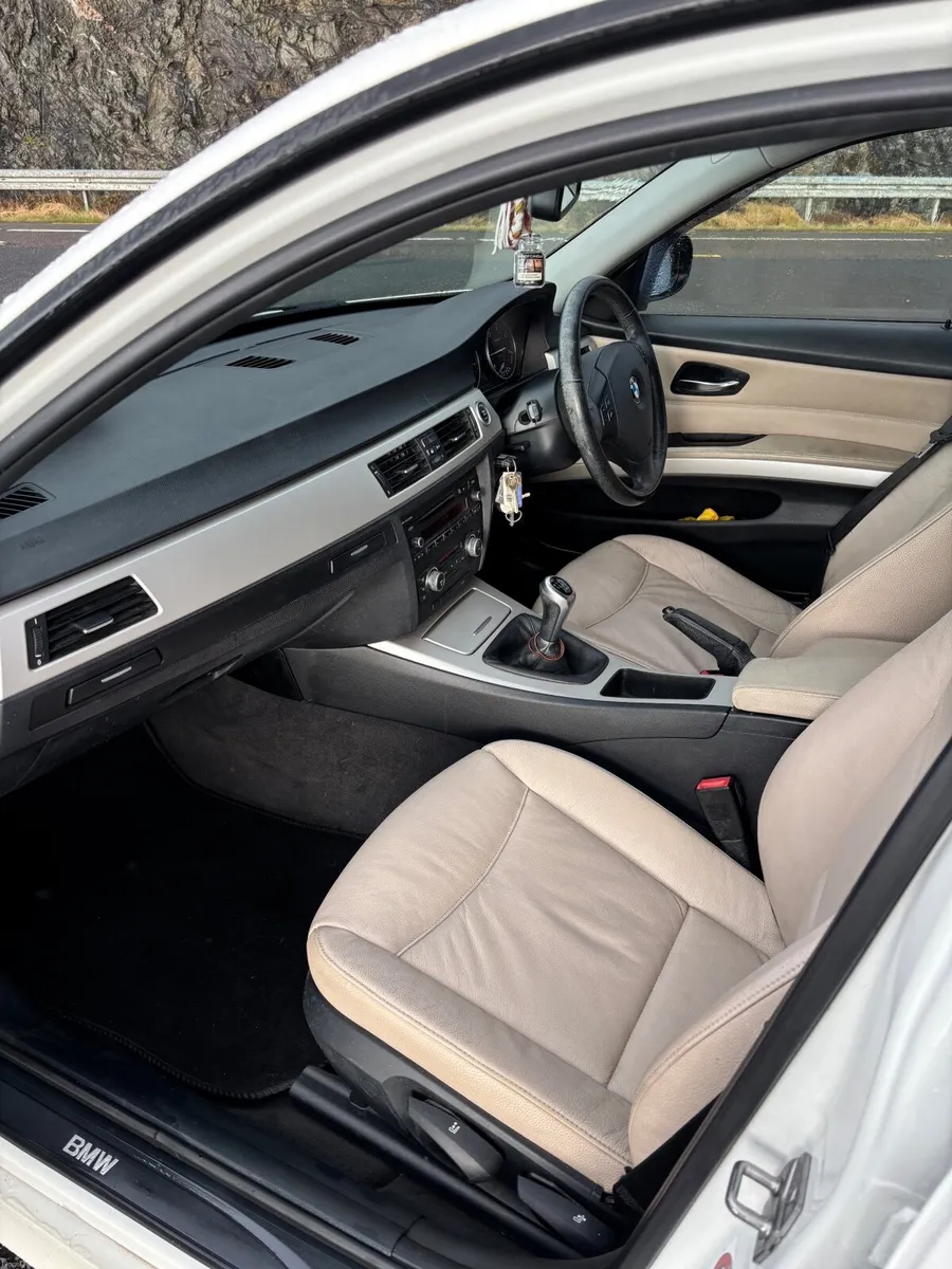 BMW 3-Series 2011 - Image 4