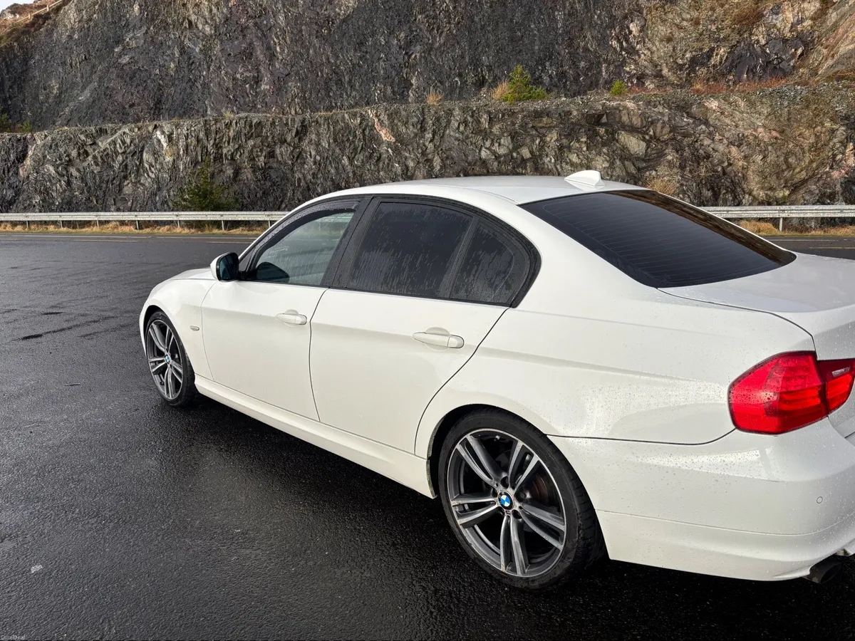 BMW 3-Series 2011 - Image 2