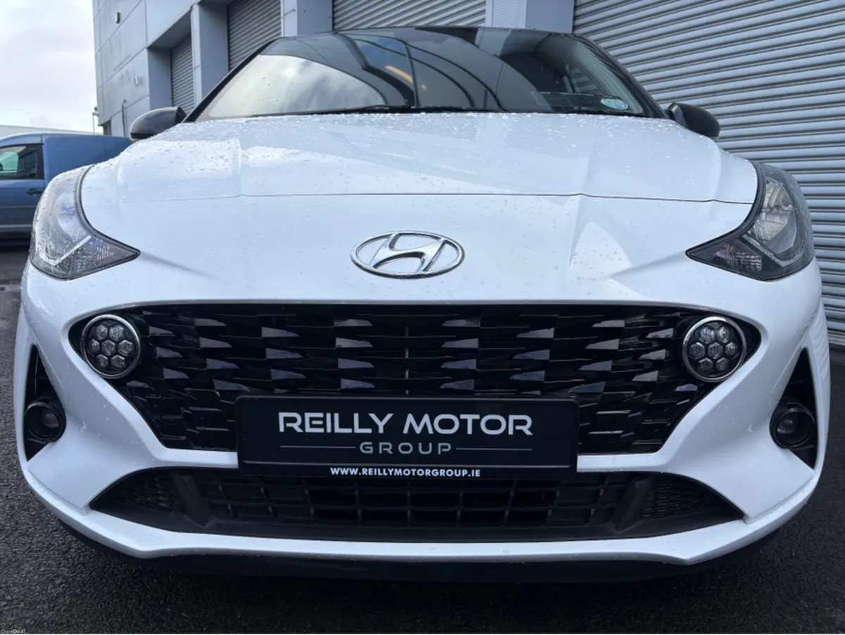 Hyundai i10 1.0 PETROL DELUXE PLUS 2TONE - Image 2