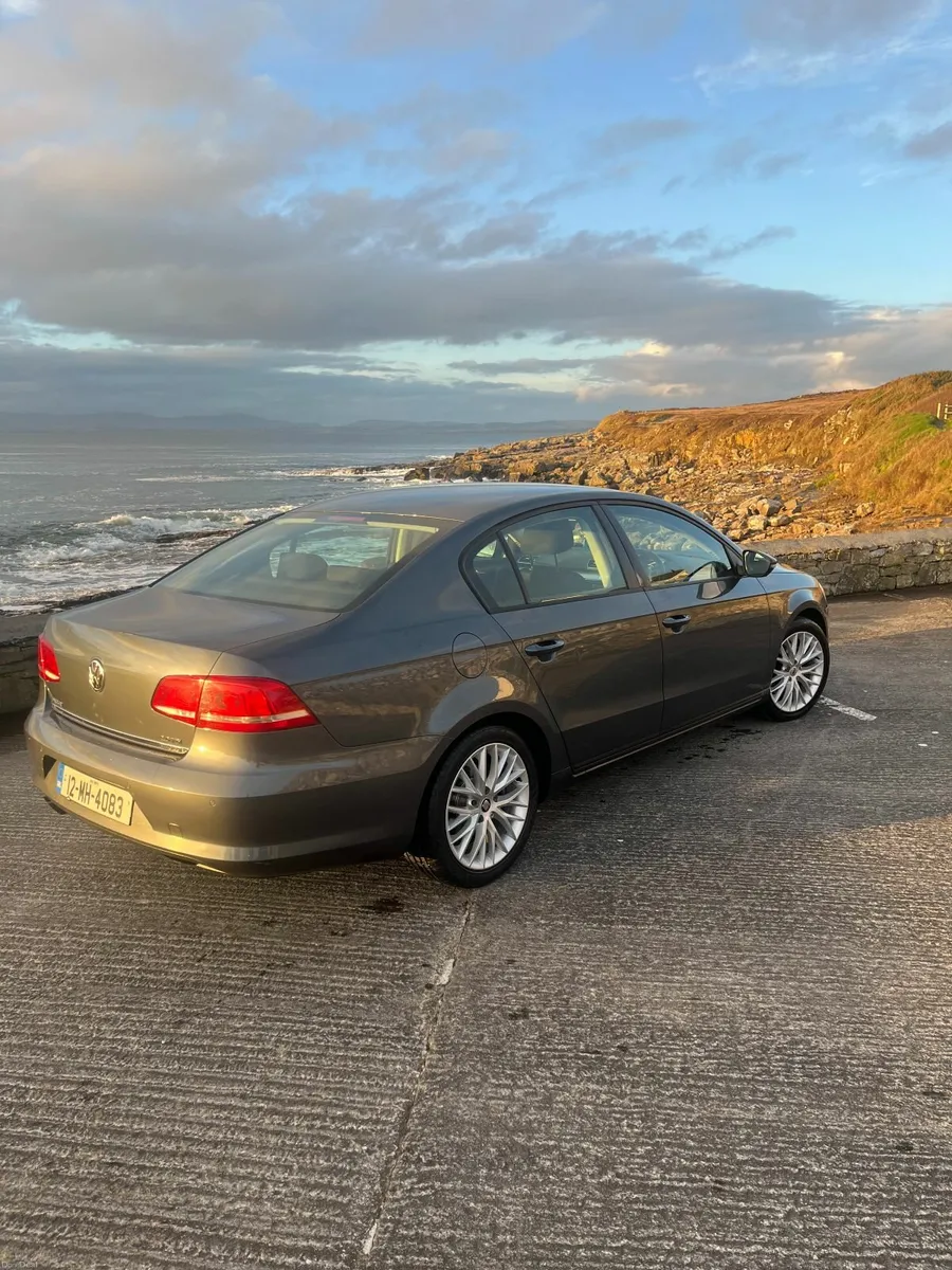 Volkswagen Passat 2012 - Image 2