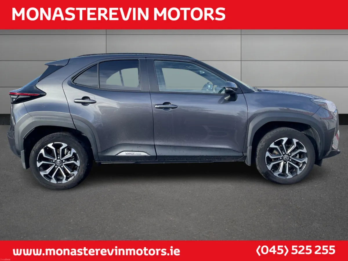 Toyota Yaris Cross LUNA SPORT MON 4DR - Image 4