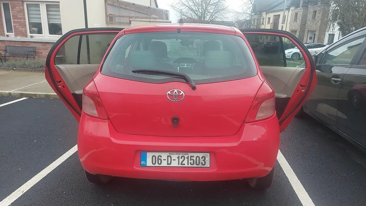Toyota Vitz 2006 Red Automatic 1.0 L - Image 2