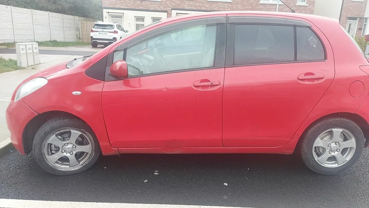 Toyota Vitz 2006 Red Automatic 1.0 L - Image 3