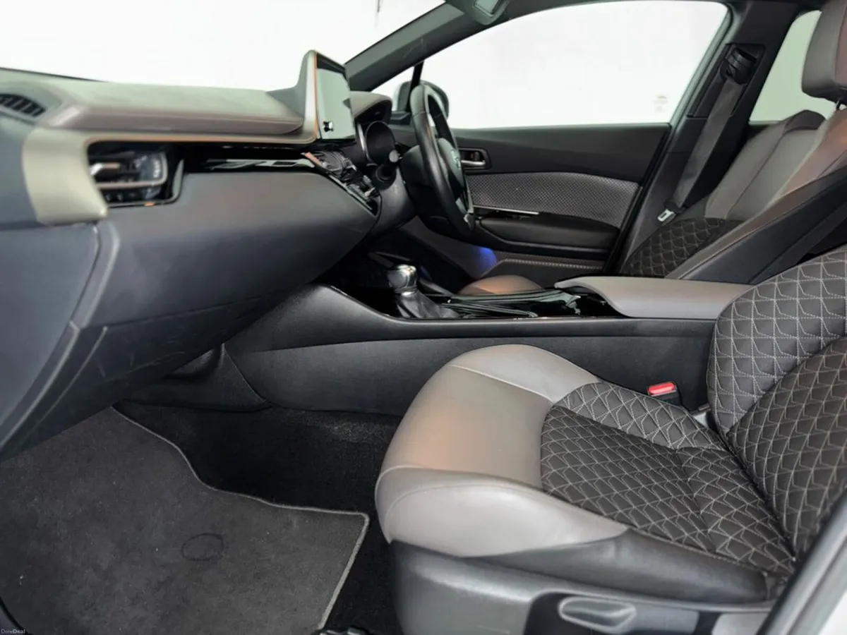 Toyota C-HR Hybrid SOL 4DR Automatic - Image 3