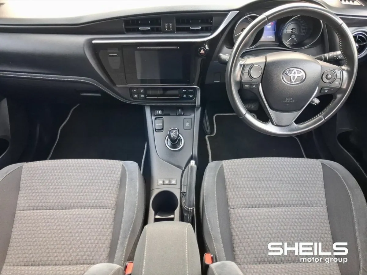 Toyota Auris Hybrid Luna Sport - Image 3