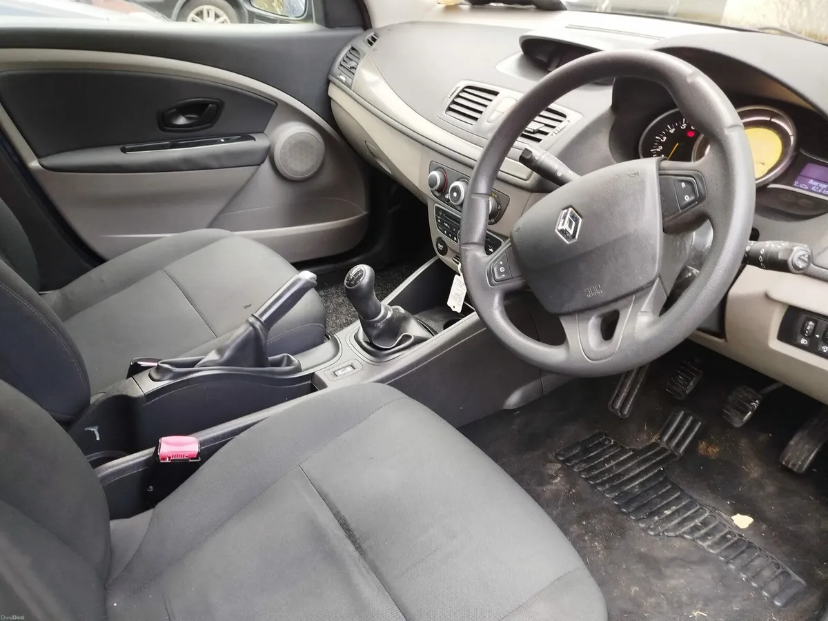 10 Renault Megan 1.6 €1950 - Image 3