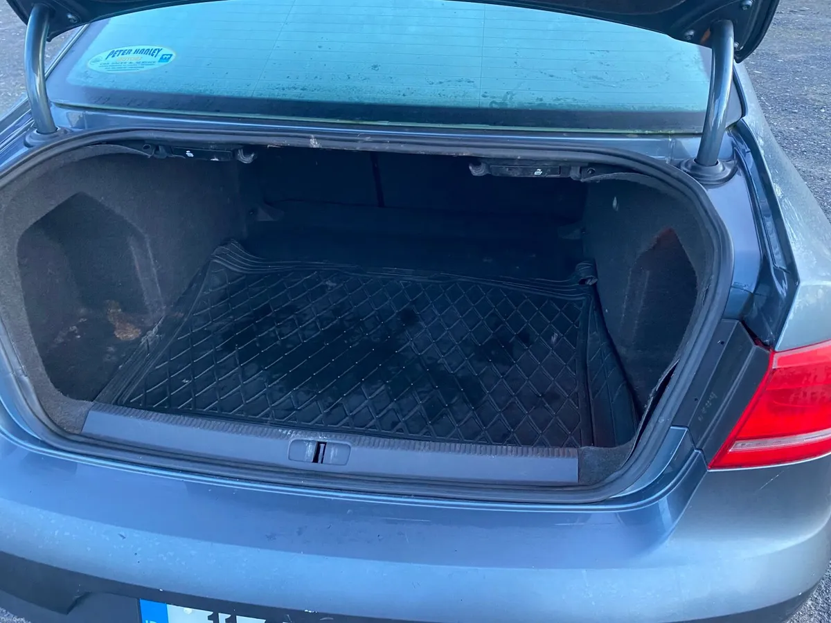 Volkswagen Passat 2011 - Image 2