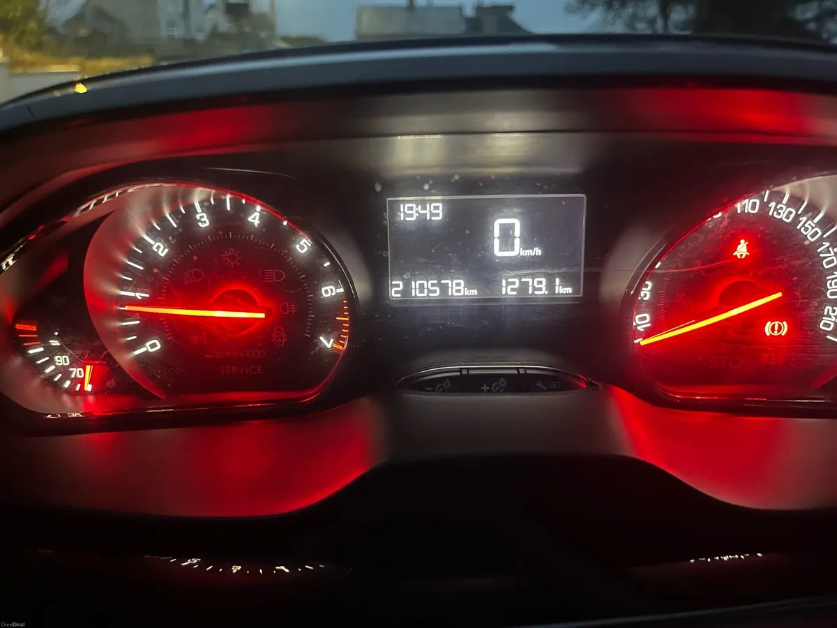 Peugeot 208 (1.2 petrol) - Image 4