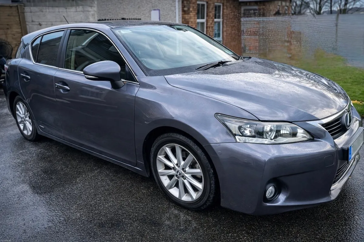 Lexus CT200h - Image 1