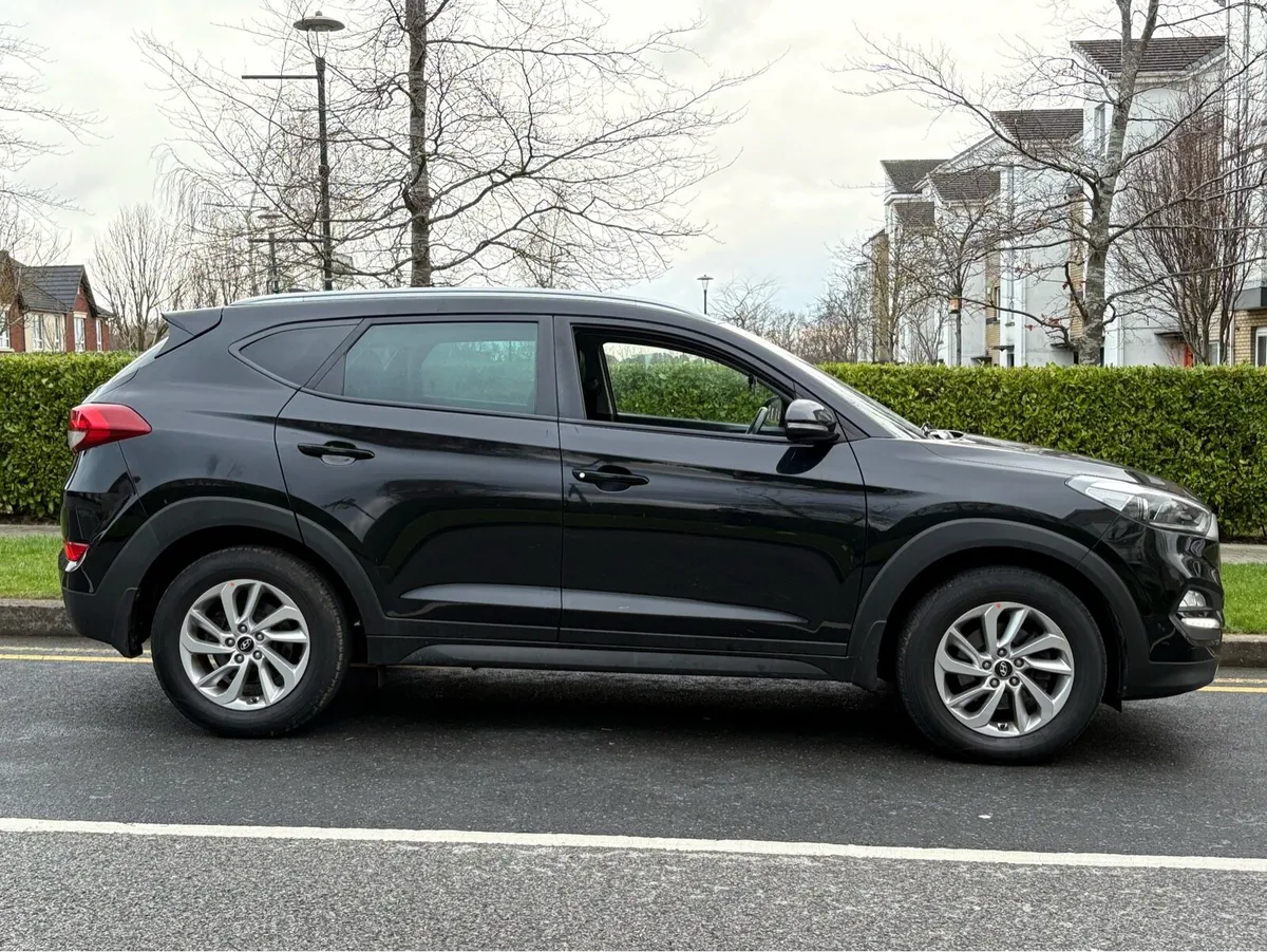 2016 Hyundai Tucson Executive **LOW KMS* - Image 2