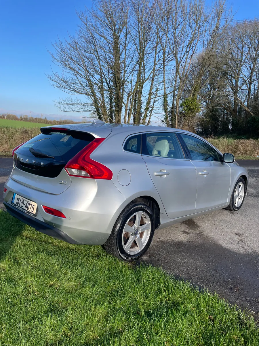 151 Volvo V40 D2.. Automatic.. Leather Interior - Image 3