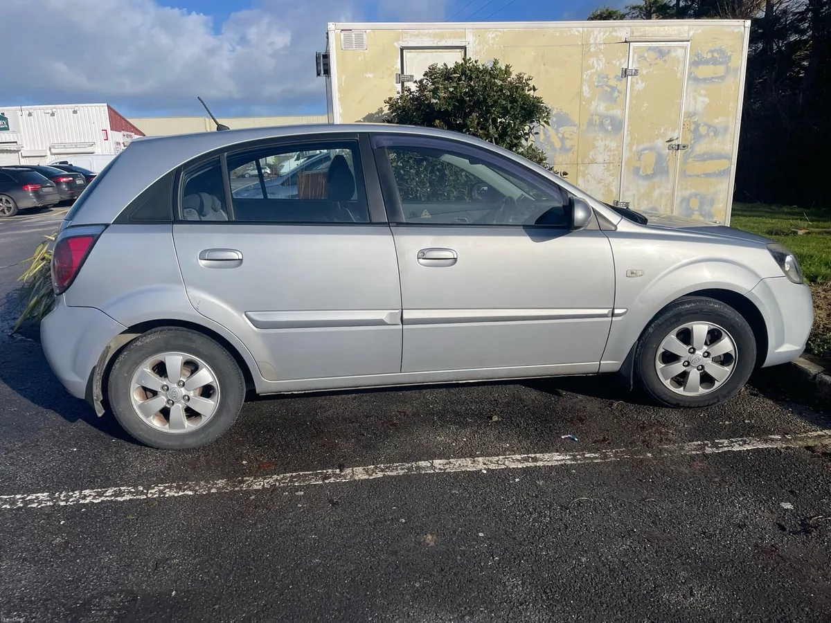 2011 Kia Rio 1.5 hatchback - Image 2