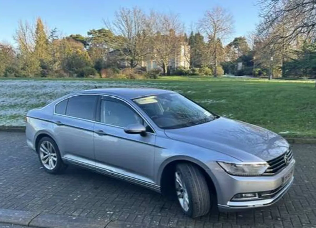 2017 Volkswagen Passat - Image 2