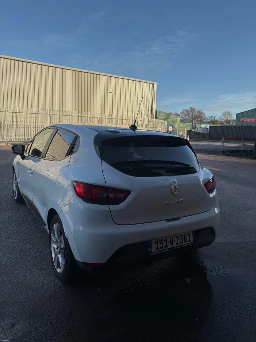 White Renault clio - Image 2