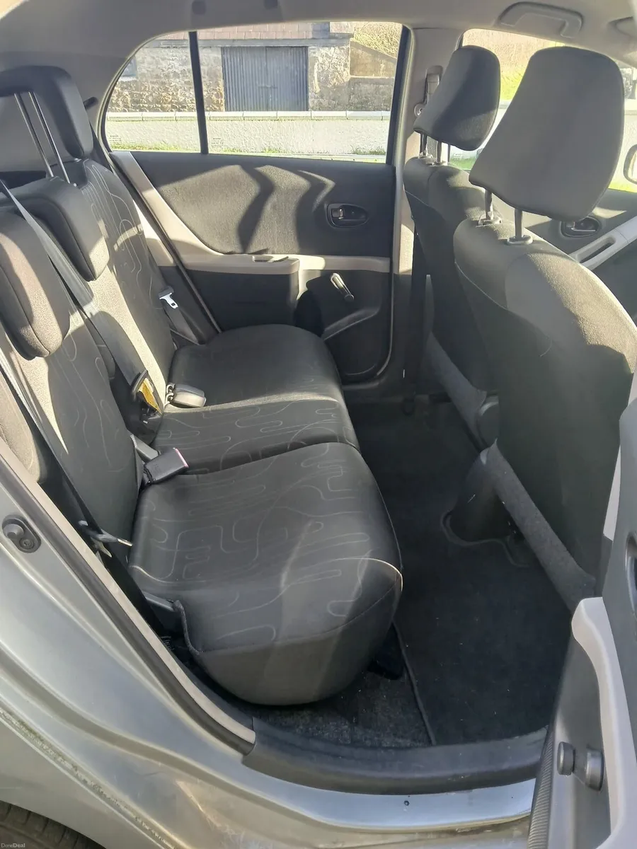 Toyota Yaris 2010 - Image 2