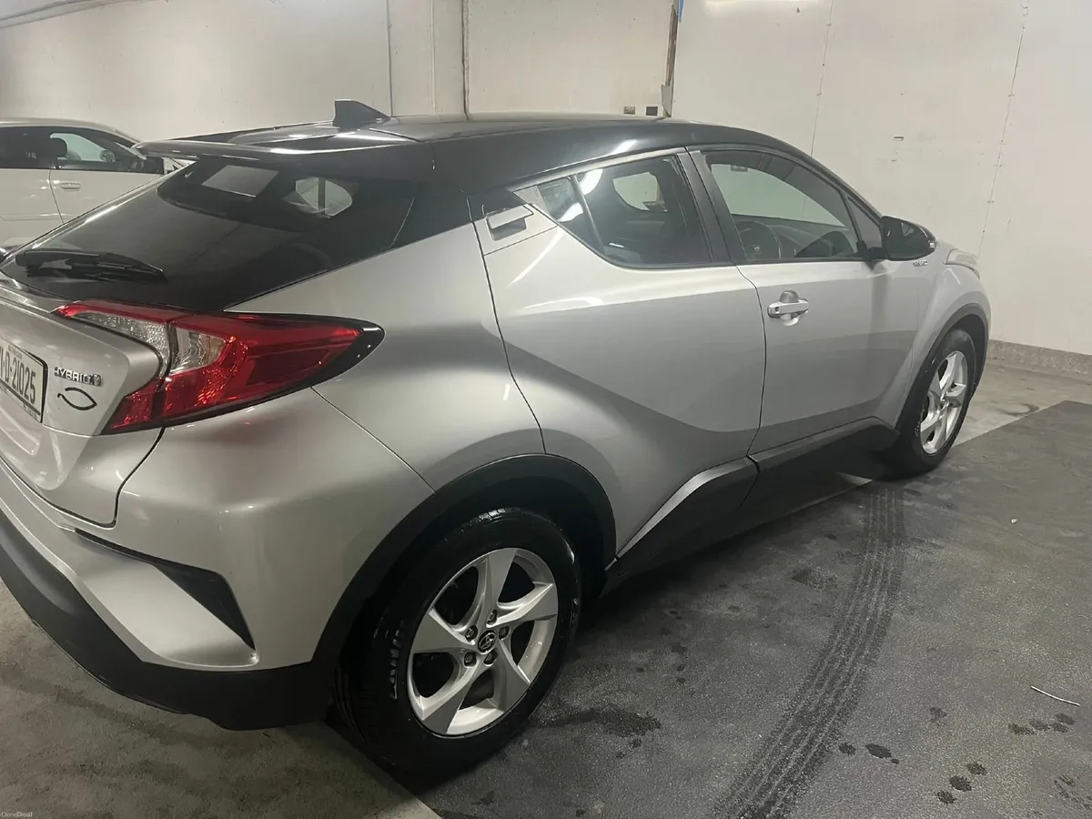 Toyota C-HR 2017 - Image 1