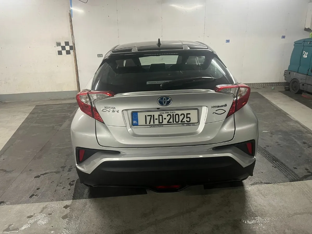 Toyota C-HR 2017 - Image 2
