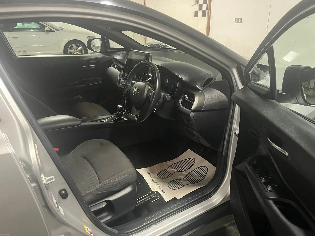 Toyota C-HR 2017 - Image 4