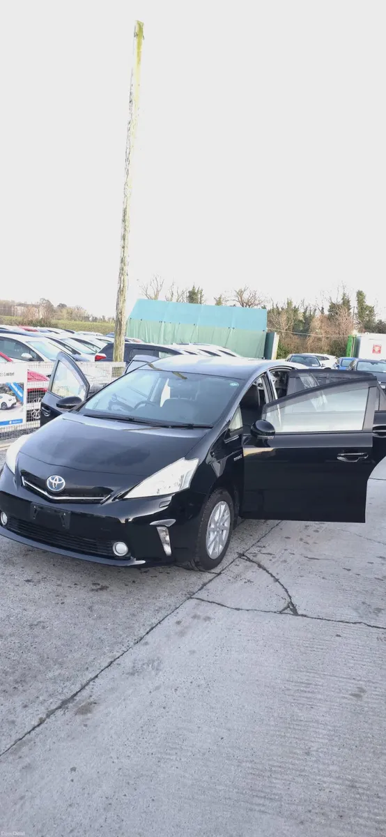 Toyota prius Alpha - Image 3