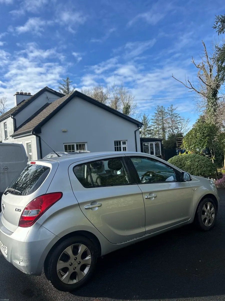 Hyundia i20 - Silver - Image 2