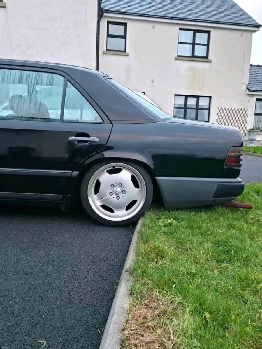 W124 Merc - Image 3