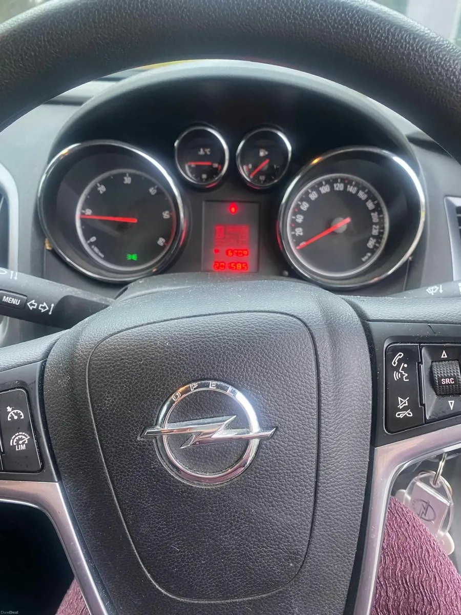 Opel Astra 2014 - Image 2