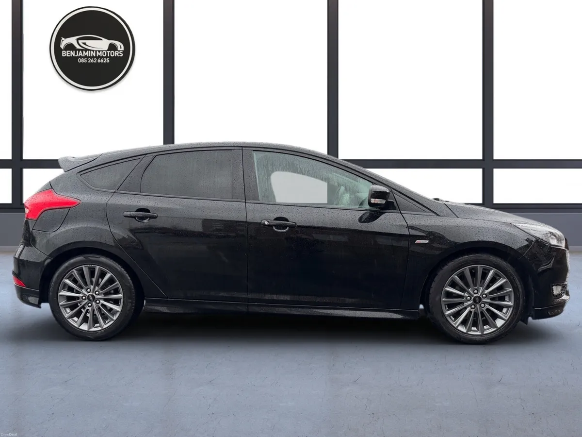 Ford Focus 2018 St Line 1.0 EcoBoost - Image 4