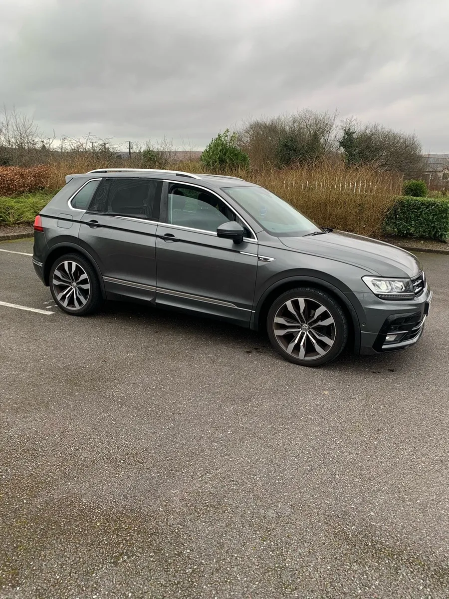 2019 Volkswagen Tiguan R-Line - Image 3
