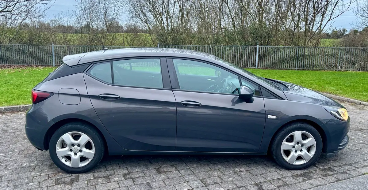 Opel Astra 1.6 CDTI 5 door Hatchback - Image 2